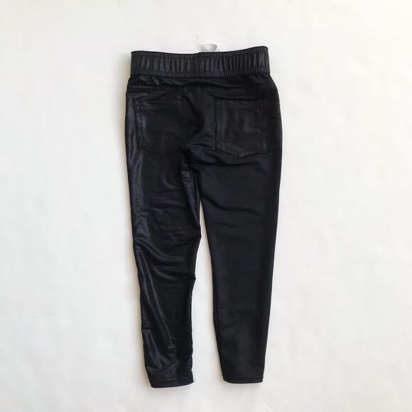 Quinn and Fox black shinny leggings GUC - piling on the back thigh 12-24 months - Picture 6 of 6